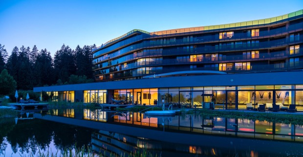 Moderne Hotelanlage mit Pool bei Nacht | Credit: Hotel AVIVA/Alois Endl