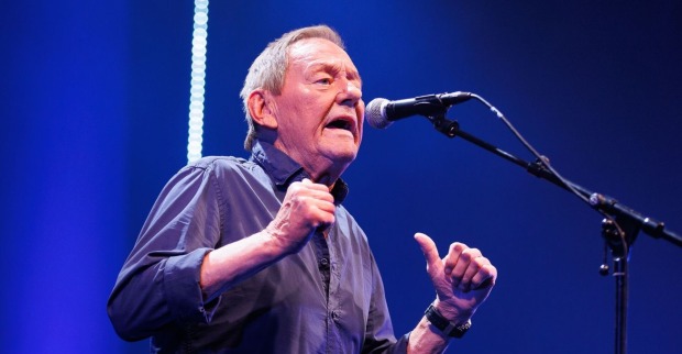 Wolfgang Ambros singt ins Mikrophon