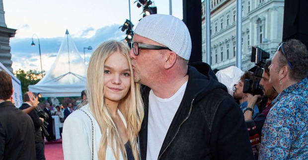 DJ Ötzi küsst seine Tochter Lisa-Marie Friedle auf den Kopf