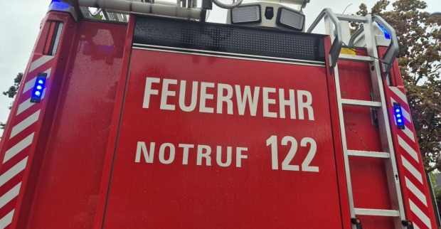 Drei Feuerwehren verhinderten ein Übergreifen auf die zweite Haushälfte.