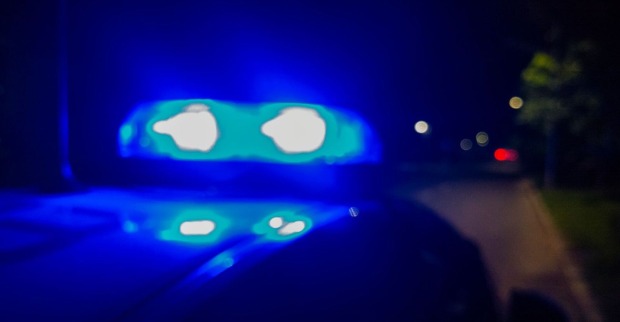 Leuchtende Polizeisirene bei Nacht