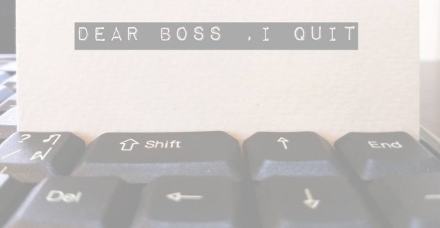 Eine Computertastatur, hinter der ein Blatt Papier mit der Aufschrift "Dear boss, I quit" zu sehen ist
