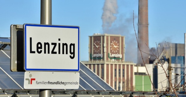 Blick auf das Werk der Lenzing AG, einem weltweit tätigen Unternehmen für Faserproduktion, in Lenzing, Oberösterreich