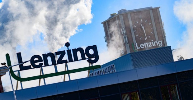 Lenzing Werk in Oberösterreich mit Firmenlogo und Fabriksturm – geplanter Stellenabbau von bis zu 500 Arbeitsplätzen beim Faserhersteller