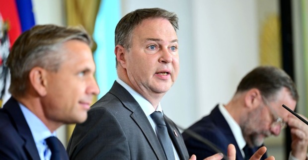 Andreas Babler bei einer Pressekonferenz im Ministerrat, flankiert von den beiden Regierungsmitgliedern Hattmannsdorfer und Schellhorn, zur Vorstellung des neuen Mietpakets.
