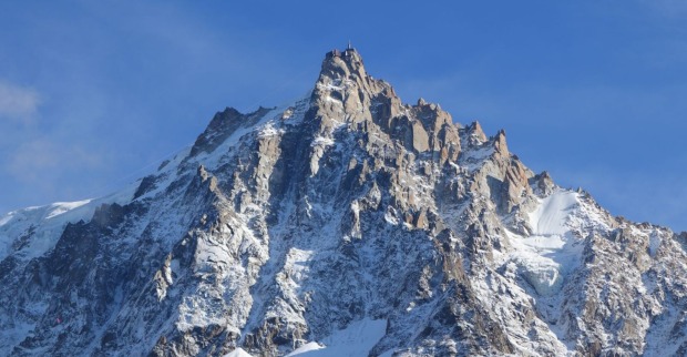 Verschneite, steile Bergflanke im Mont-Blanc-Massiv bei klarem Himmel – in dieser Region stürzte ein österreichischer Alpinist beim Abstieg tödlich ab.