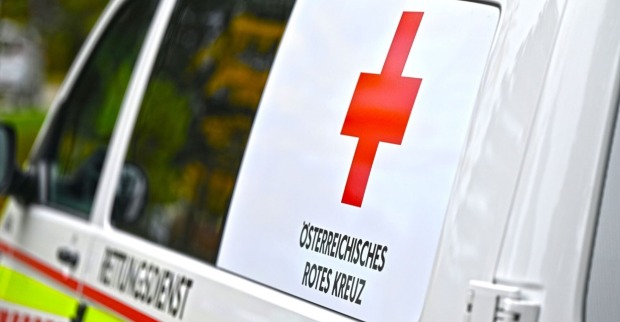 Rettungswagen des Österreichischen Roten Kreuzes im Einsatz nach S-Bahn-Unfall am Bahnhof Neuhofen an der Krems.