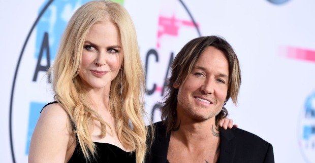 Nicole Kidman und Keith Urban gemeinsam auf dem roten Teppich bei einer Preisverleihung, noch als Paar lächelnd nebeneinander