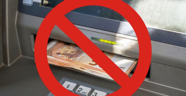 Aufnahme eines Bankomates aus dem 50 Scheine ausegeben werden, davor sieht man ein Symbol eines durchgestrichenen Kreises