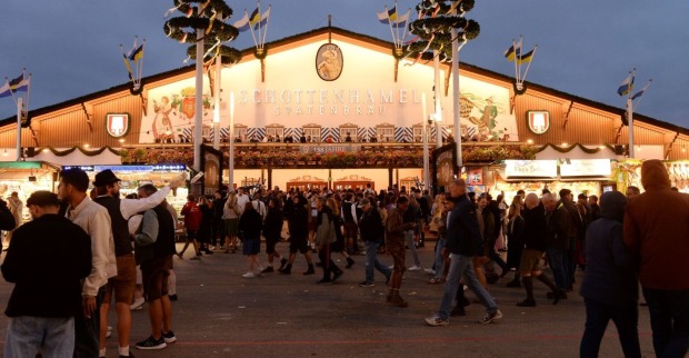 Zelt auf dem Oktoberfest in der Nacht.
