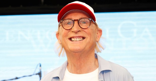Otto Waalkes mit Brille und Kappe