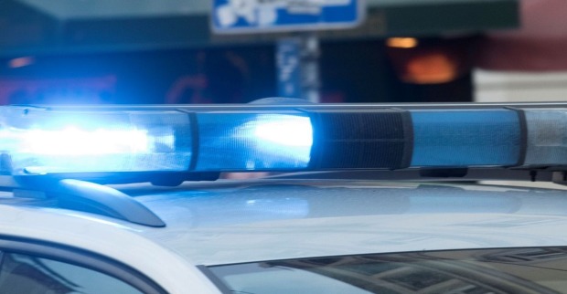 Eingeschaltete Sirene eines österreichischen Polizeiwagens auf offener Straße