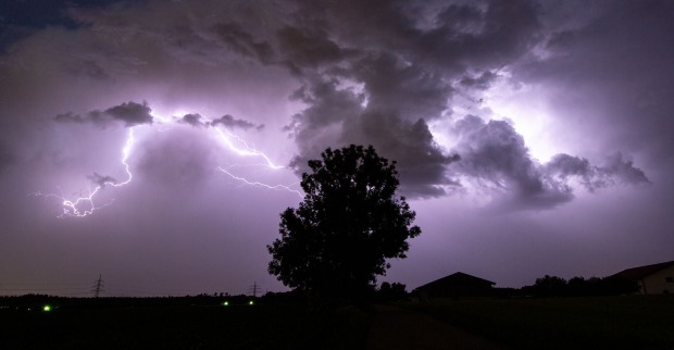 Von Westen ziehen Schauer und teils kräftige Gewitter bis nach Kärnten.