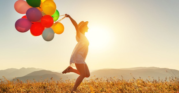 Frau springt mit Luftballons | Credit: iStock.com/evgenyatamanenko