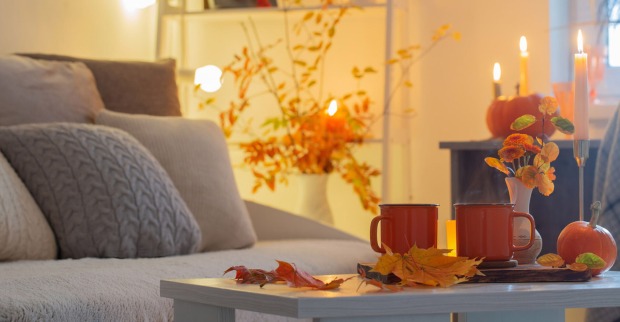 Couch mit Decke und Herbstdekoration | Credit: iStock.com/Maya23K