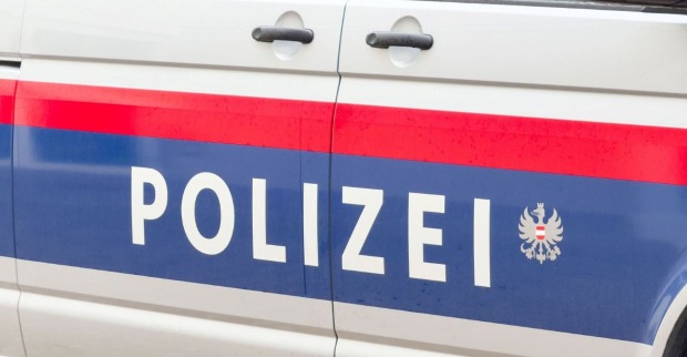 Außenansicht eines Polizeiwagens der österreichischen Polizei bei Tag