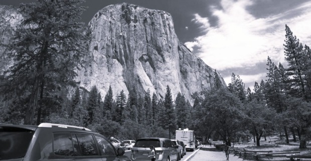 Touristen auf dem Weg ins Yosemite-Tal im Hintergrund sieht man den El Capitan-Berg