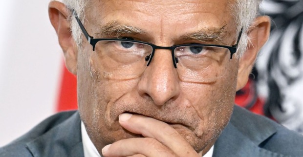 Nahaufnahme von Finanzminister Markus Marterbauer mit Brille und nachdenklichem Gesichtsausdruck, Hand an den Lippen.