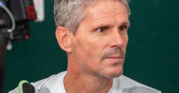 Dietmar Kühbauer blickt konzentriert – neuer Cheftrainer des LASK.