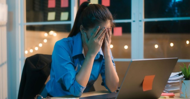 Frau verzweifelt vor Laptop
