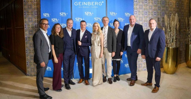 Gruppenfoto von Vertretern aus Wirtschaft, Tourismus und Management beim Pre-Opening des neuen SPAplus im Spa Resort Geinberg.