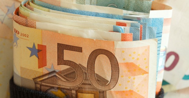 Nahaufnahme eines Bündels aus 50-Euro-Banknoten, Symbol für Fördergeld und finanzielle Unterstützung durch die Geräte-Retter-Prämie.