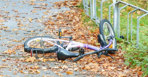 Ein Fahrrad eines Kindes liegt auf der Straße.