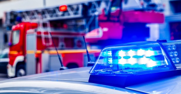 Sirene eines Polizeiwagens, welcher vor einem Feuerwehrwagen steht