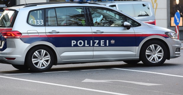 Polizei sucht Zeugen, um den flüchtigen Unbekannten zu finden.