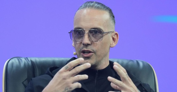RAF Camora mit Sonnenbrille