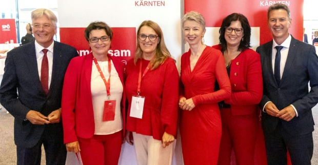 (v.l.)Landesparteivorsitzender und Landeshauptmann Peter Kaiser (SPÖ), Landesrätin Beate Prettner (SPÖ), Staatssekretärin Ulrike Königsberger-Ludwig (SPÖ), Landeshauptmann-Stellvertreterin Gaby Schaunig (SPÖ), Landesrätin Sara Schaar und Landesrat Daniel Fellner (SPÖ) während des 37. Ordentlichen Parteitages der SPÖ Kärnten mit der Neuwahl des Parteivorsitzenden und Entscheidung über die Nachfolge von Peter Kaiser am Samstag, 20. September 2025, im Congress Center Villach