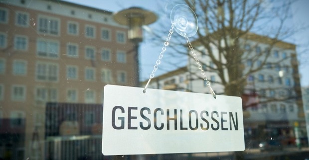 "Geschlossen-Schild" am Aushang eines Geschäfts