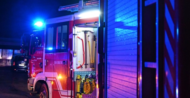 Feuerwehrwagen in der Nacht, an dem die Sirene aktiviert ist