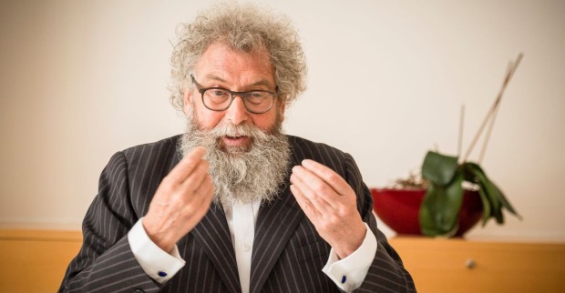 Werner Lampert während eines Gessprächs.