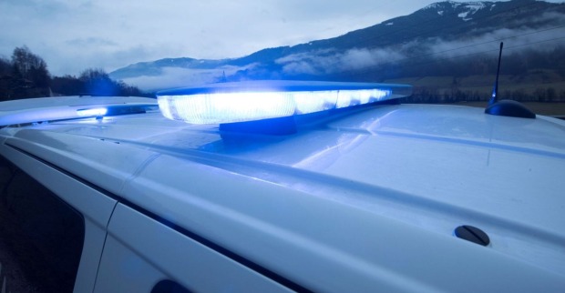 Blaulichtbetrieb eines Rettungsdienstes, Krankenwagen mit blauem Licht im Hintergrund steht einBerg