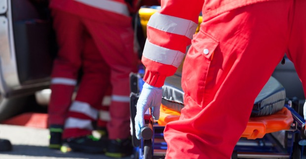 Zwei Sanitäter während eines Rettungseinsatzes in ihrem Arbeitsgewand