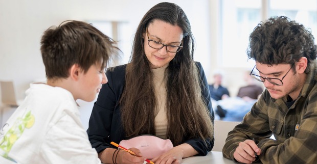 Lehrerin und zwei männliche Schüler | Credit: JS Österreich