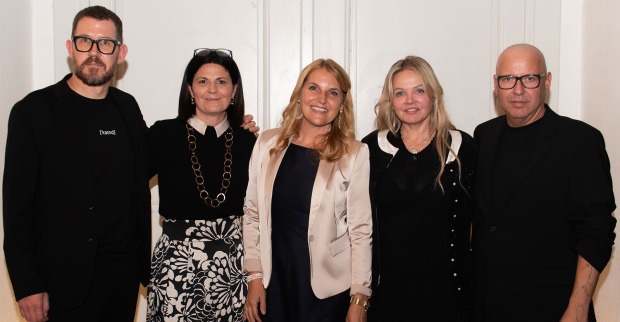 Frauen und Männer posieren für ein Gruppenfoto | Credit: Barbara Neubauer