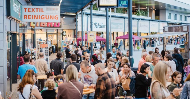 Menschen bei der GEZ Einkaufsnacht in Gleisdorf