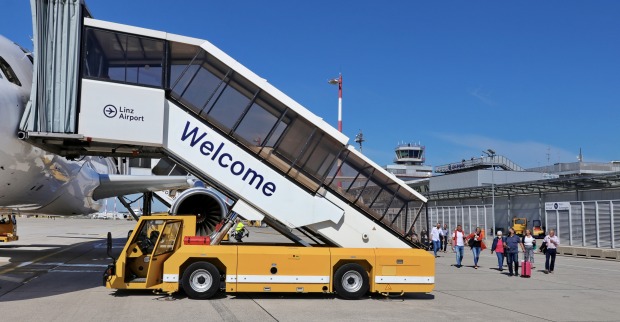 Airport Linz: Passagiere beim Einsteigen