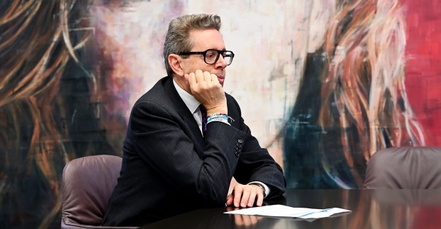 WKO-Präsident Harald Mahrer an einem Tisch sitzend