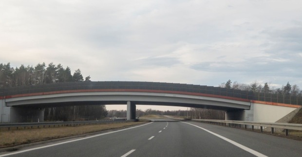 Eine Brücke über einer Straße (Symbolbild)