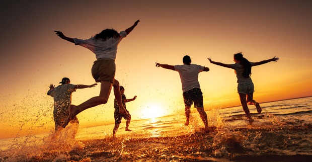 Freunde und Familie springen ins Meer | Credit: iStock.com/molchanovdmitry