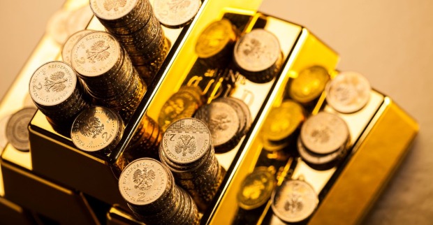 Goldschatz aus gestapelten Goldbarren und Münzen, Symbolfoto zum Fund in Frankreich.