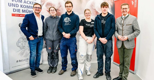 Markus Haberfellner (li., GF der gleichnamigen Mühle) und LR Markus Achleitner (re.) mit den Haberfellner Mühlenmasters.