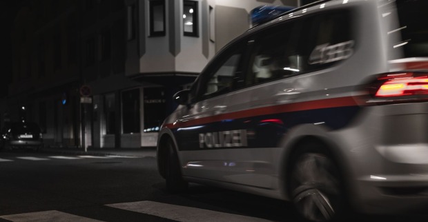 Ein Polizeiauto bei einem nächtlichen Einsatz.