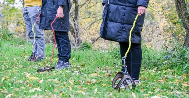 Drei Menschen mit Leine, aber ohne Hund.