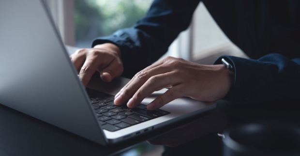 Hände auf Laptop