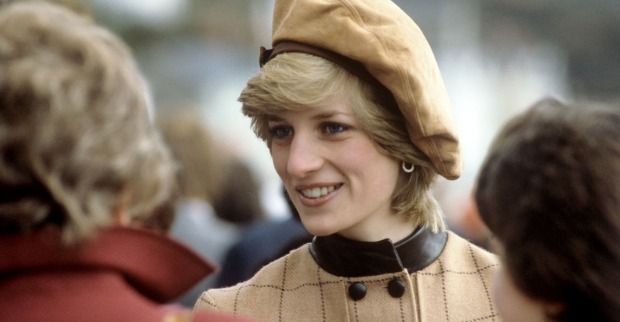 Eine Frau in einem Karo-Kleid