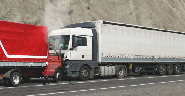 Unfall zwischen zwei Lkw auf einer Straße